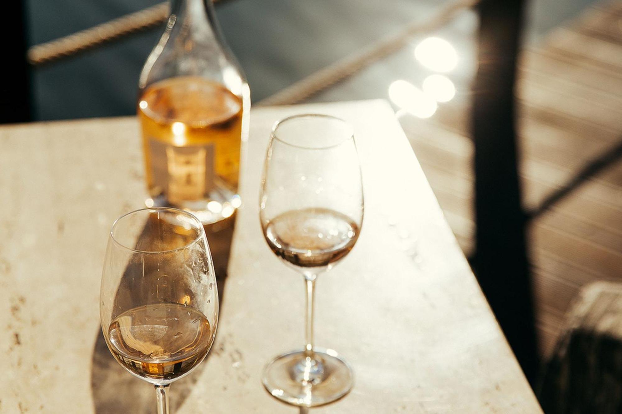 Domes Lake Algarve, Autograph Collection ヴィラモウラ エクステリア 写真 A glass of orange wine