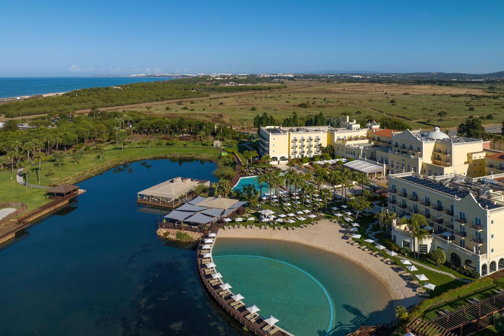 Domes Lake Algarve, Autograph Collection ヴィラモウラ エクステリア 写真 Aerial view of the resort
