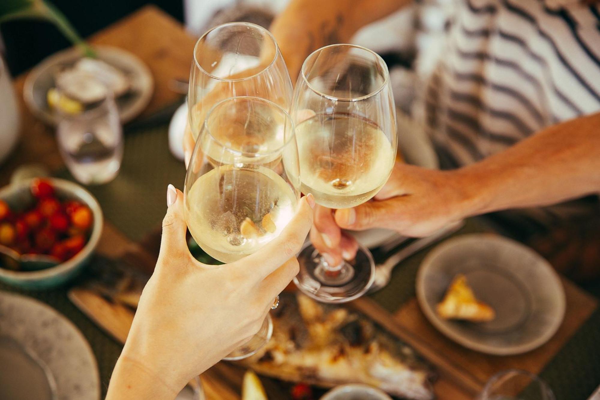 Domes Lake Algarve, Autograph Collection ヴィラモウラ エクステリア 写真 A toast with champagne