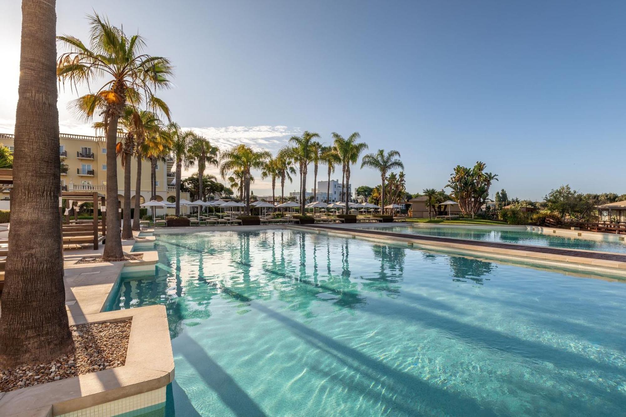 Domes Lake Algarve, Autograph Collection ヴィラモウラ エクステリア 写真 The swimming pool at the hotel