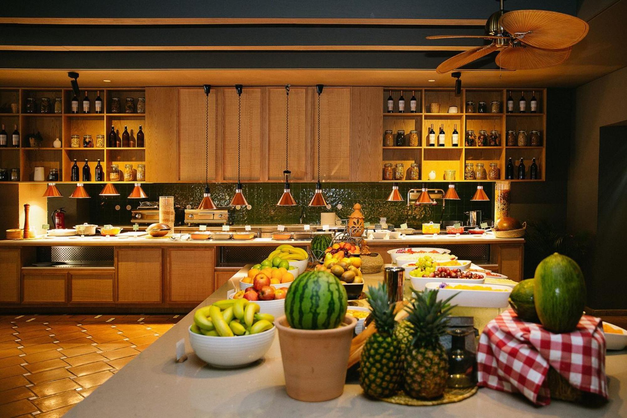 Domes Lake Algarve, Autograph Collection ヴィラモウラ エクステリア 写真 A buffet at a hotel