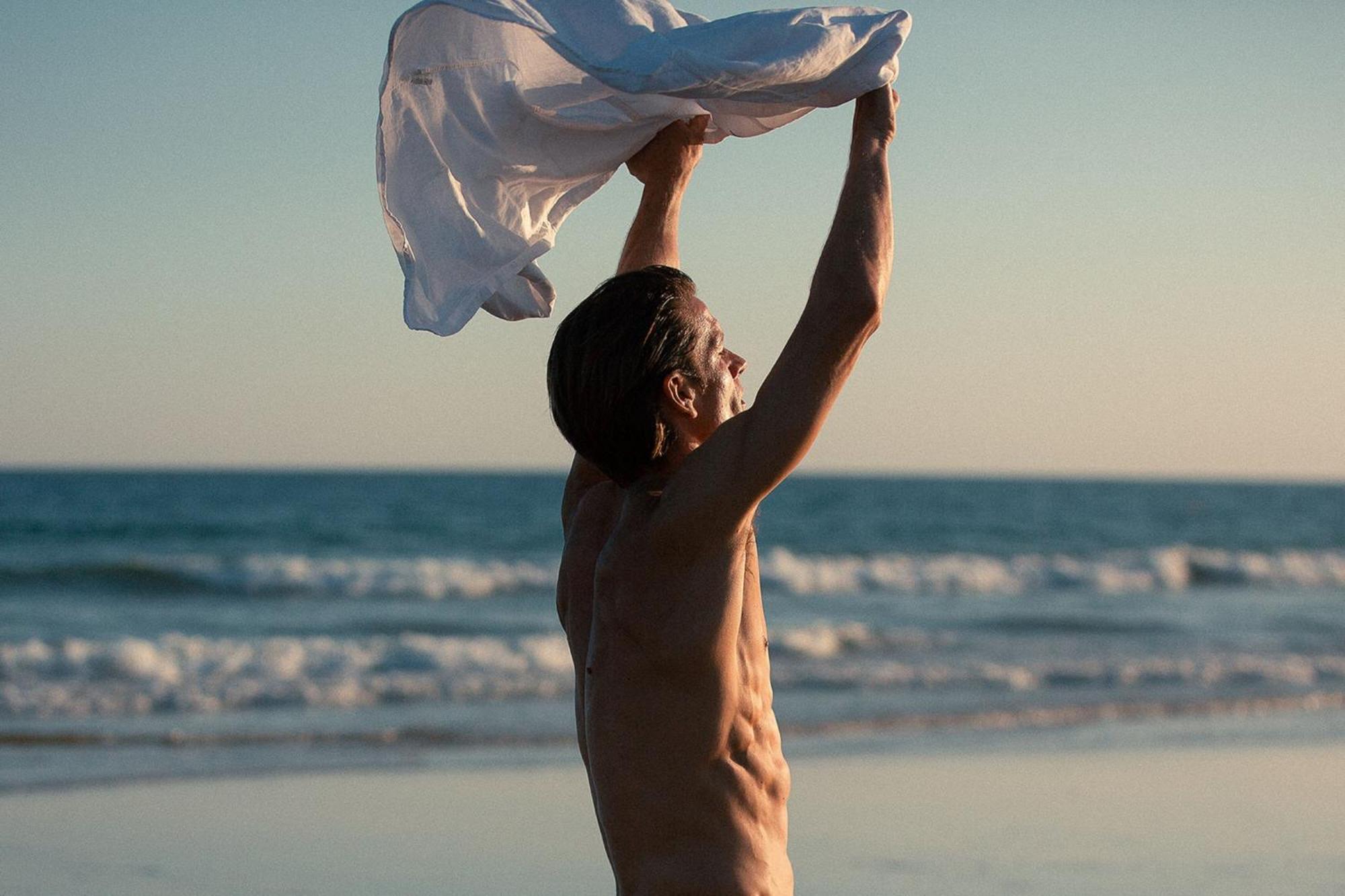 Domes Lake Algarve, Autograph Collection ヴィラモウラ エクステリア 写真 A man on a beach