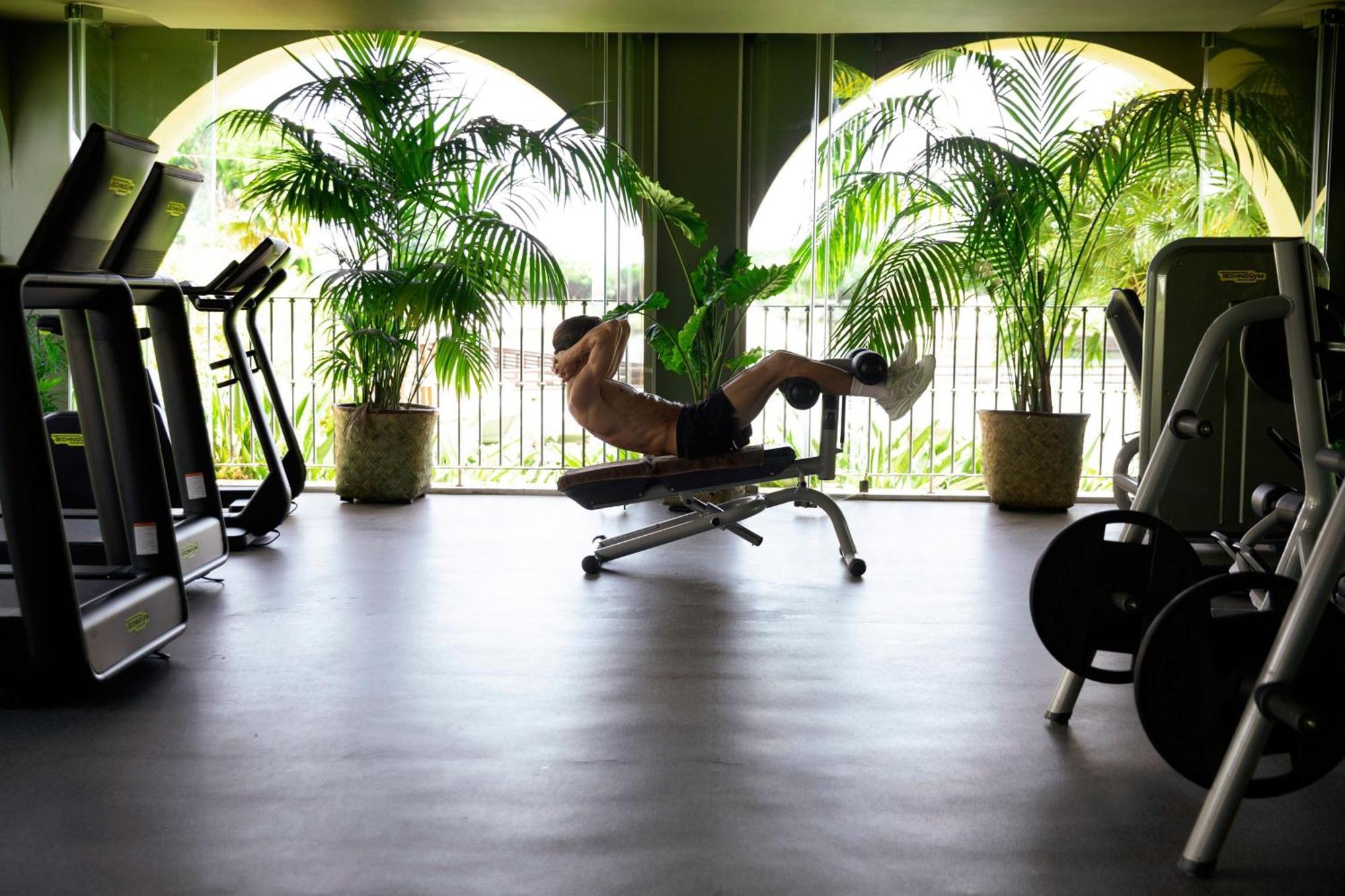 Domes Lake Algarve, Autograph Collection ヴィラモウラ エクステリア 写真 A man doing sit-ups on a sit-up bench