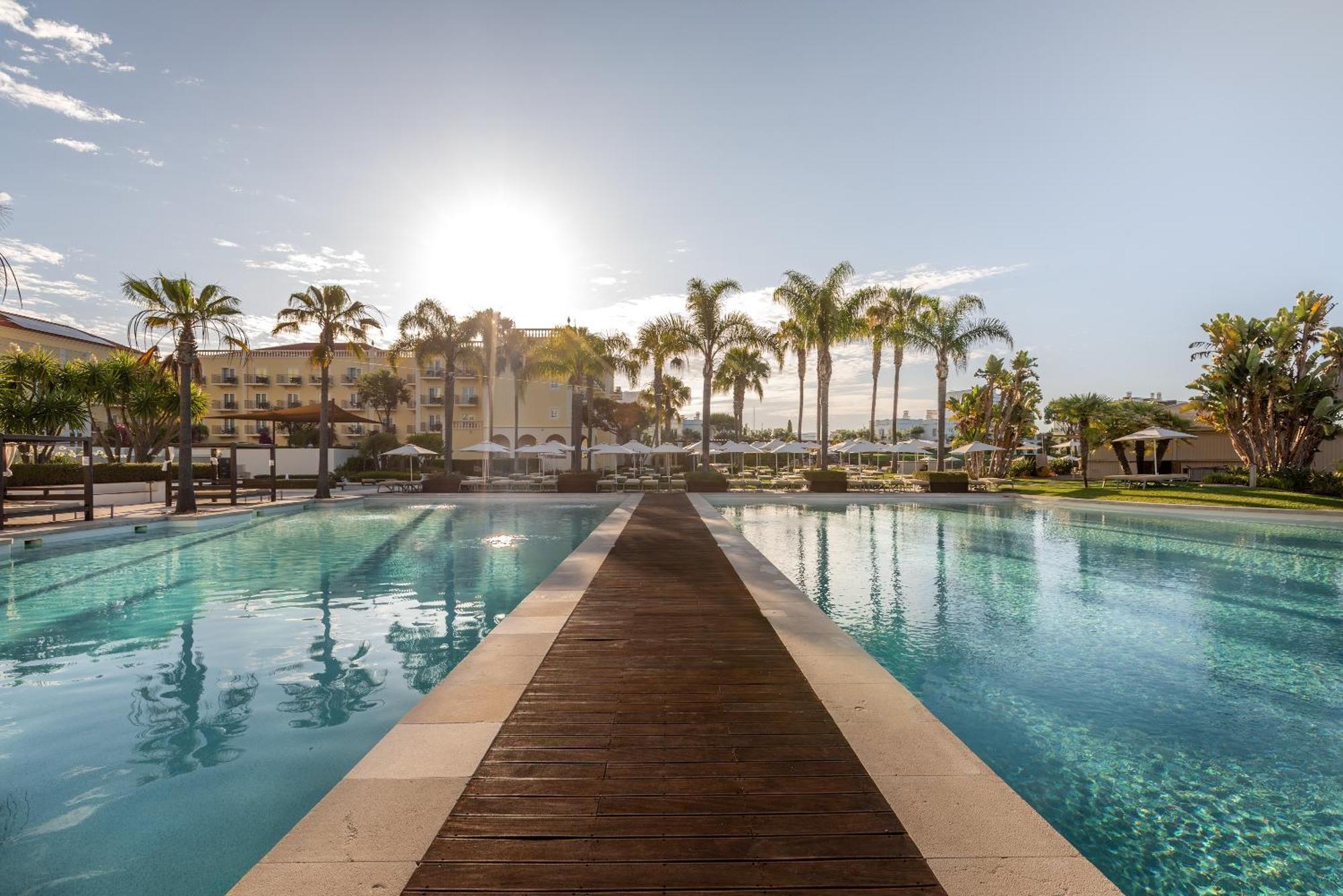 Domes Lake Algarve, Autograph Collection ヴィラモウラ エクステリア 写真 The swimming pool at the resort