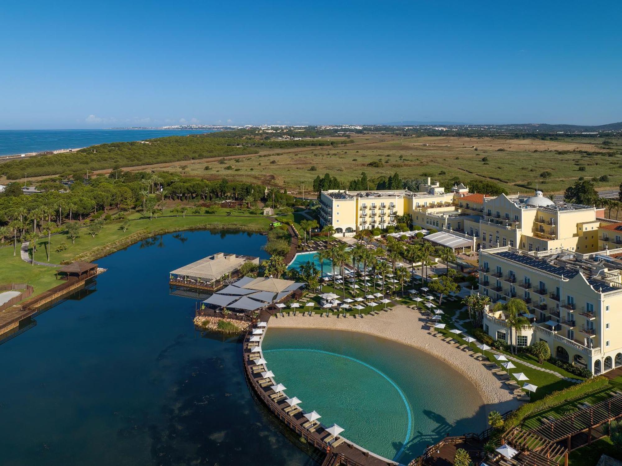 Domes Lake Algarve, Autograph Collection ヴィラモウラ エクステリア 写真 Aerial view of the resort