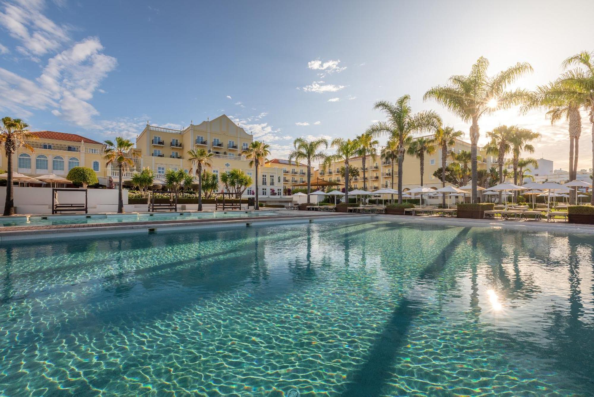 Domes Lake Algarve, Autograph Collection ヴィラモウラ エクステリア 写真 The swimming pool at the resort