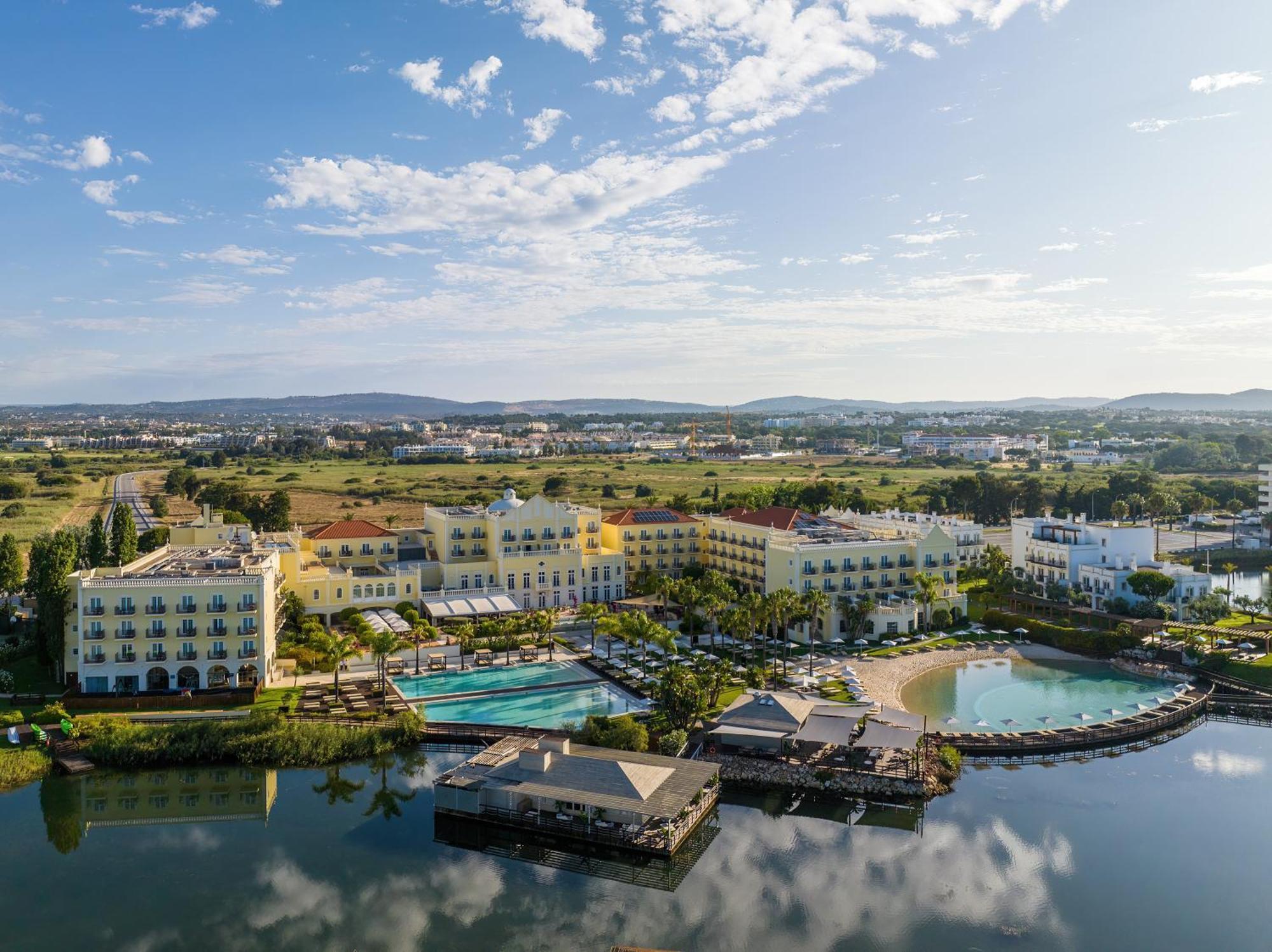 Domes Lake Algarve, Autograph Collection ヴィラモウラ エクステリア 写真 Aerial view of the resort