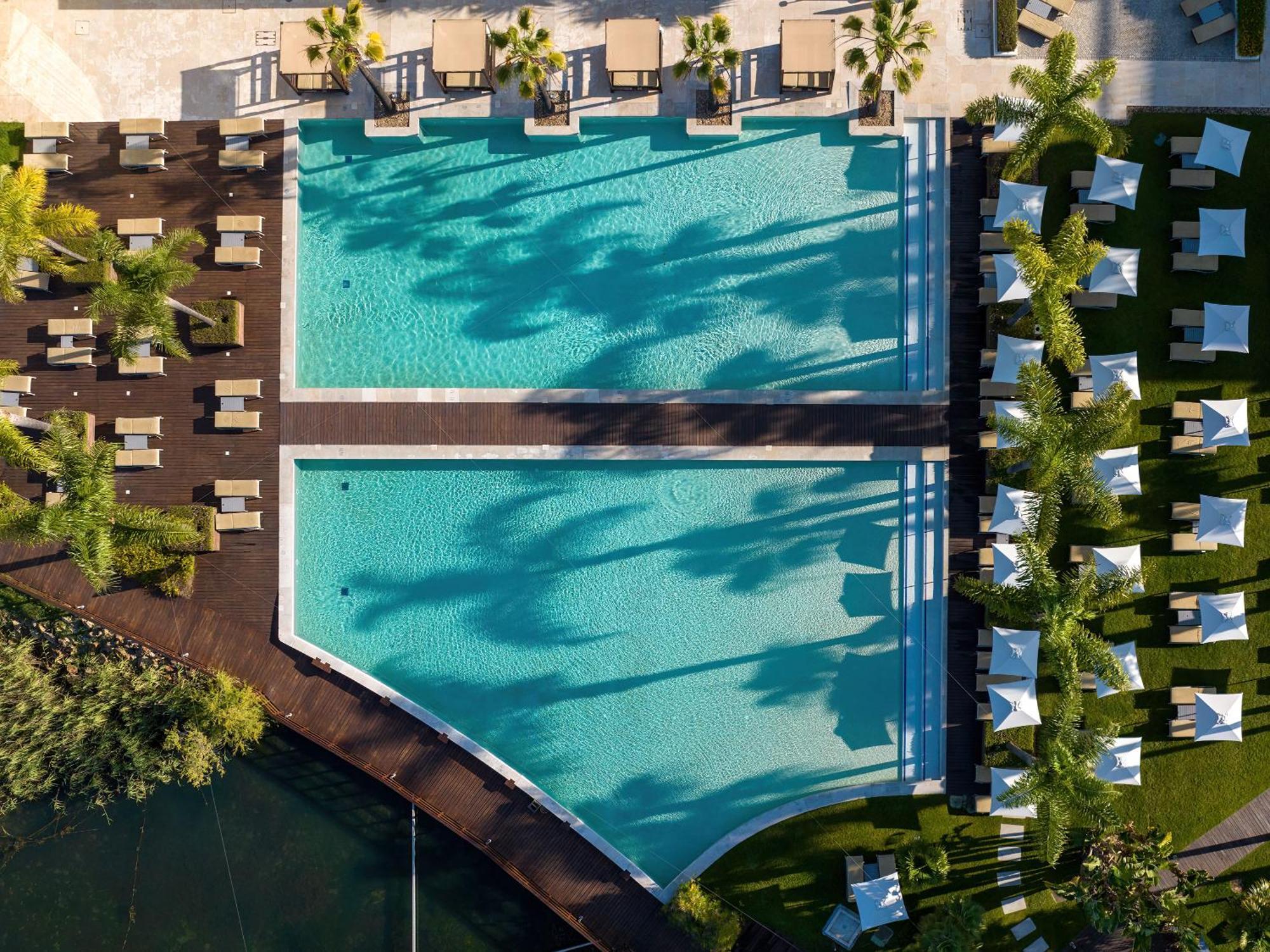 Domes Lake Algarve, Autograph Collection ヴィラモウラ エクステリア 写真 Aerial view of the pool at the Hotel