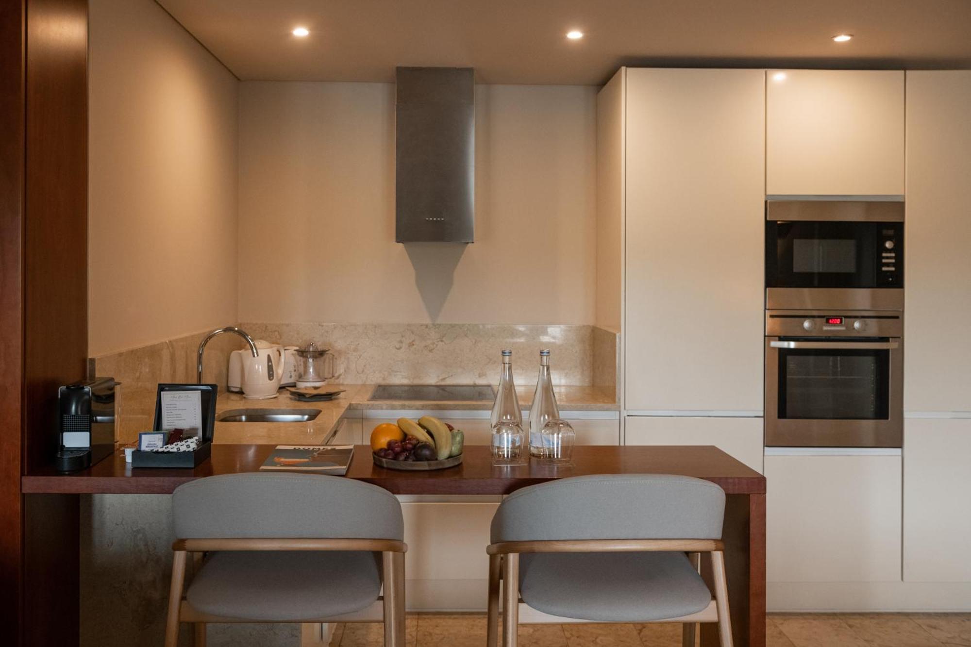 Domes Lake Algarve, Autograph Collection ヴィラモウラ エクステリア 写真 A kitchen in a serviced apartment