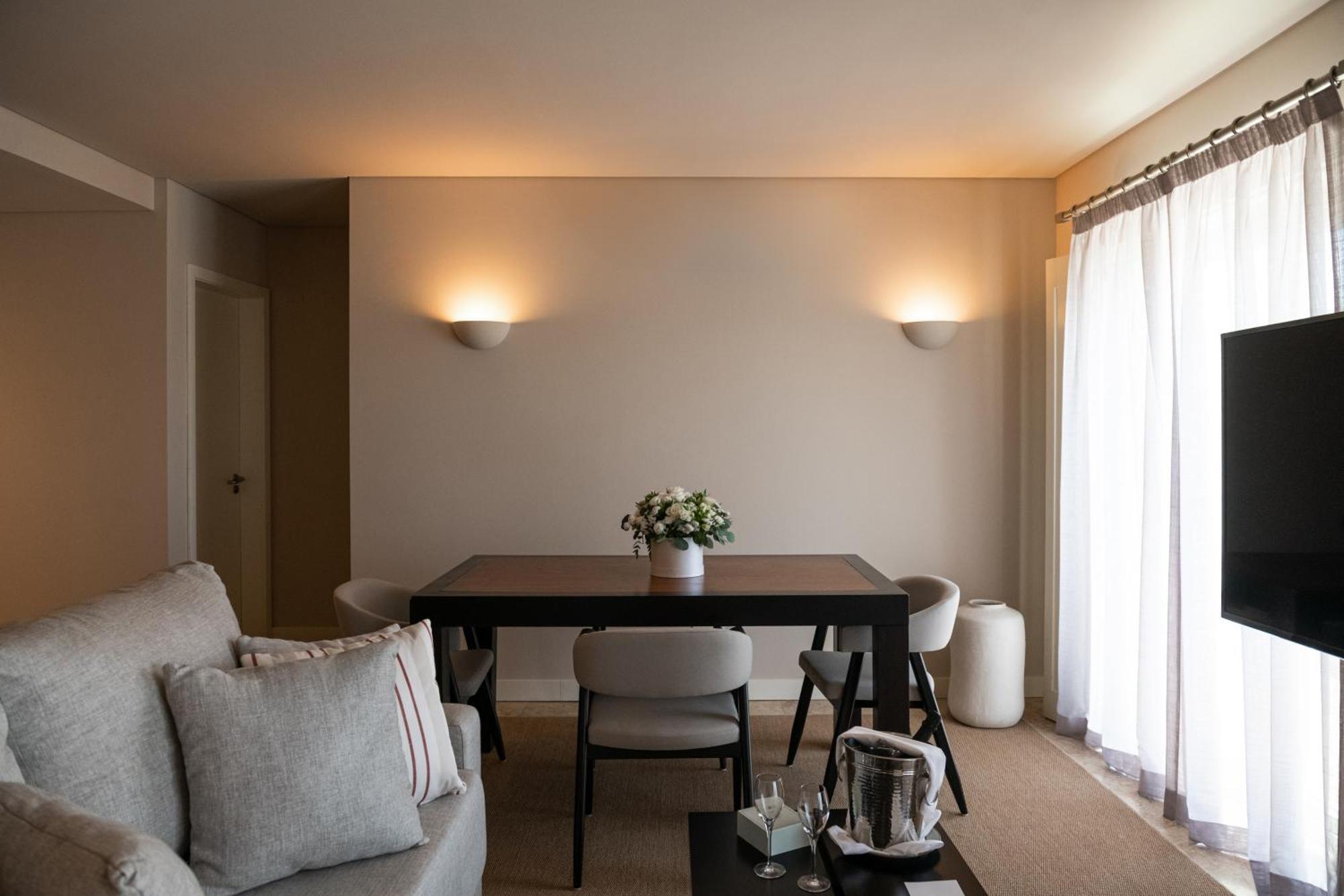 Domes Lake Algarve, Autograph Collection ヴィラモウラ エクステリア 写真 A living room with indirect lighting