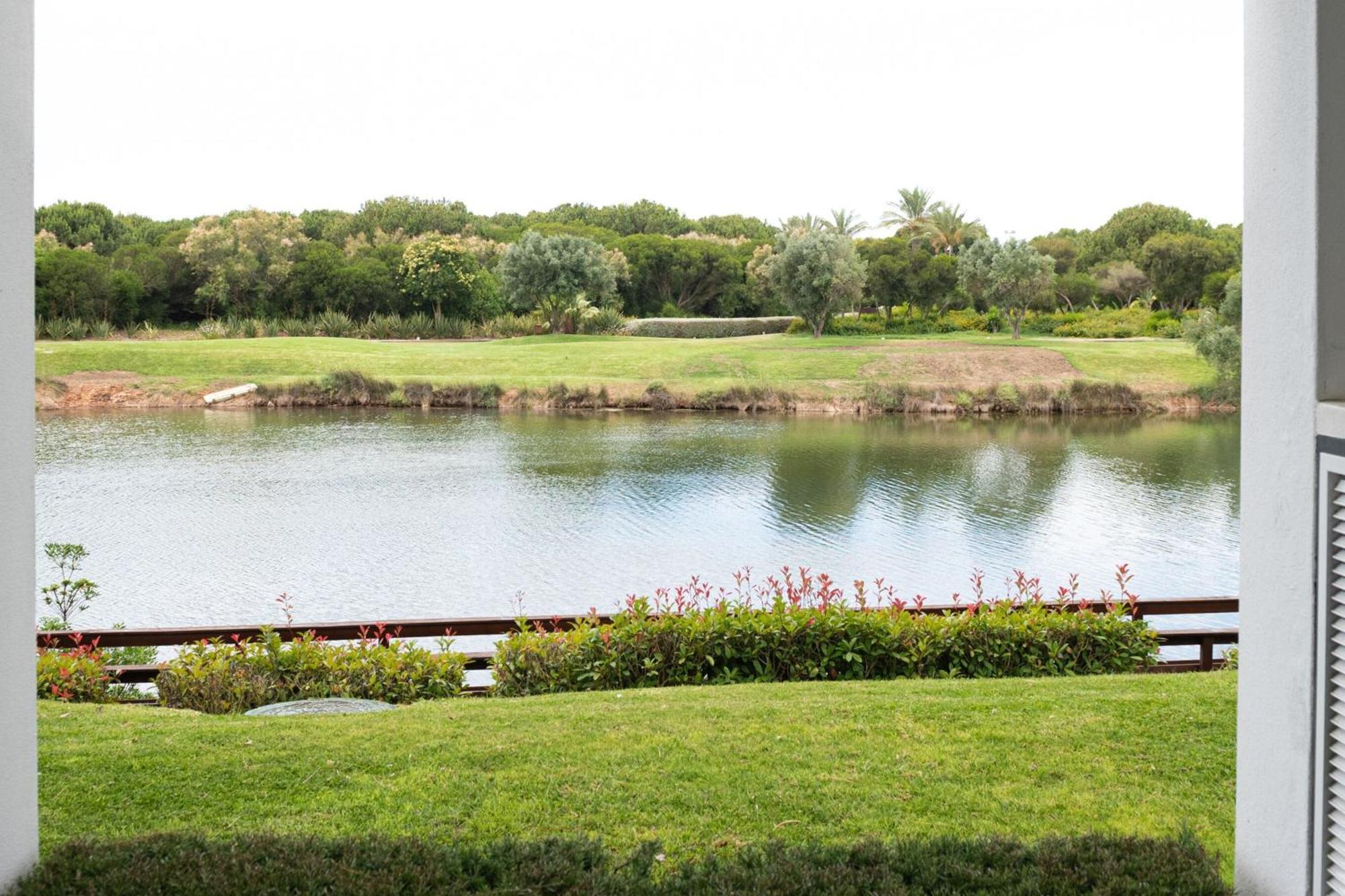 Domes Lake Algarve, Autograph Collection ヴィラモウラ エクステリア 写真 The 18th hole at the 2007 PGA Championship